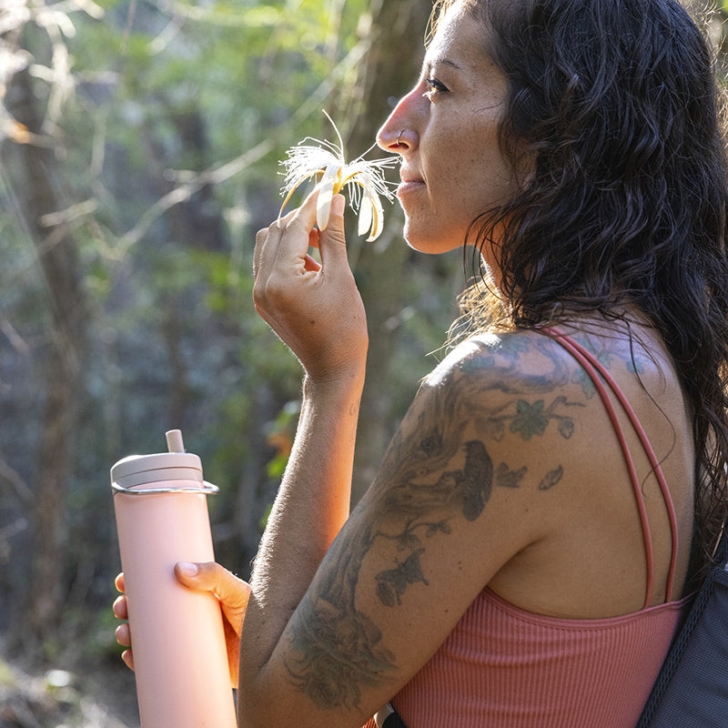 20oz-tkwide-with-twist-cap-o9 tkwide_20oz_insulated_bottle_twist_woman_flower_costarica_square.jpg